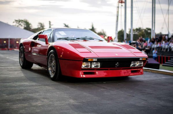 Категорията на група B е известна в рали кръговете, защото позволява на производителите да създават все по-необичайни и бързи автомобили.  И Ferrari искаше да участва. 

288GTO е базиран на спортния автомобил 308, но с 2,8-литров V8 мотор с двойно турбокомпресор с 395 к.с., монтиран надлъжно. Каросерията дойде подобрена от стъклени влакна.
Ferrari трябваше да построи минимум 200 шосейни автомобила, за да навлезе в състезанията. И пусна 272. Тогава FIA отмени Група B...Е, нещо остана.